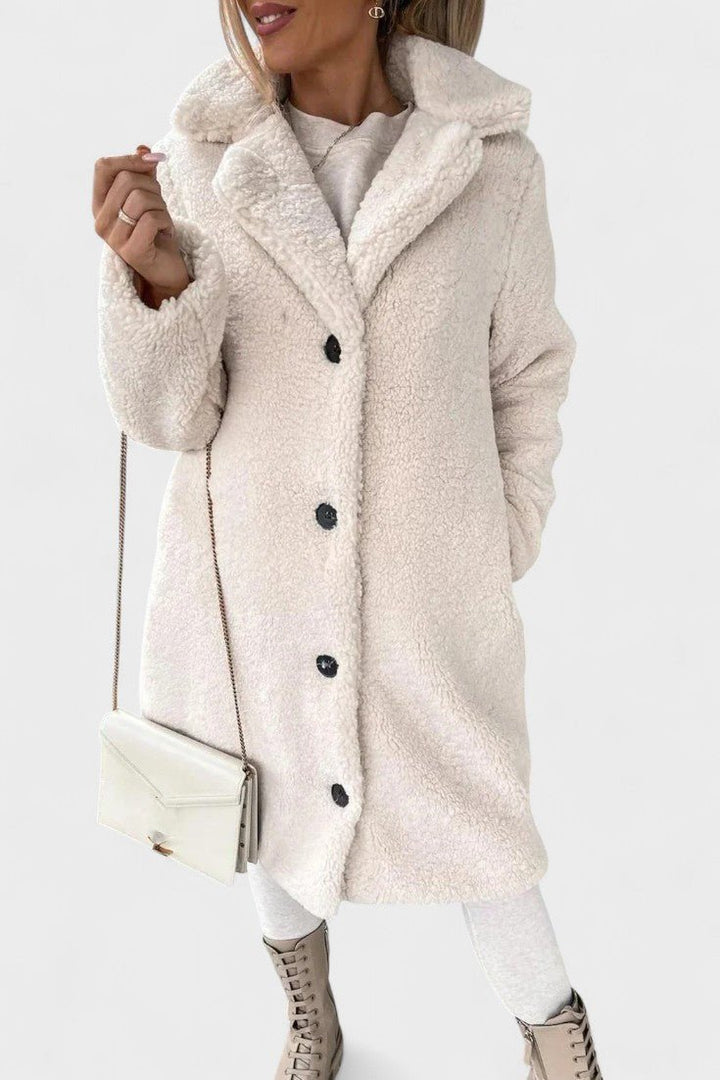 Beige/brun teddyjakke. Luksuriøs, varm, blød og komfortabel damejakke. Elegant overtøj til kvinder.