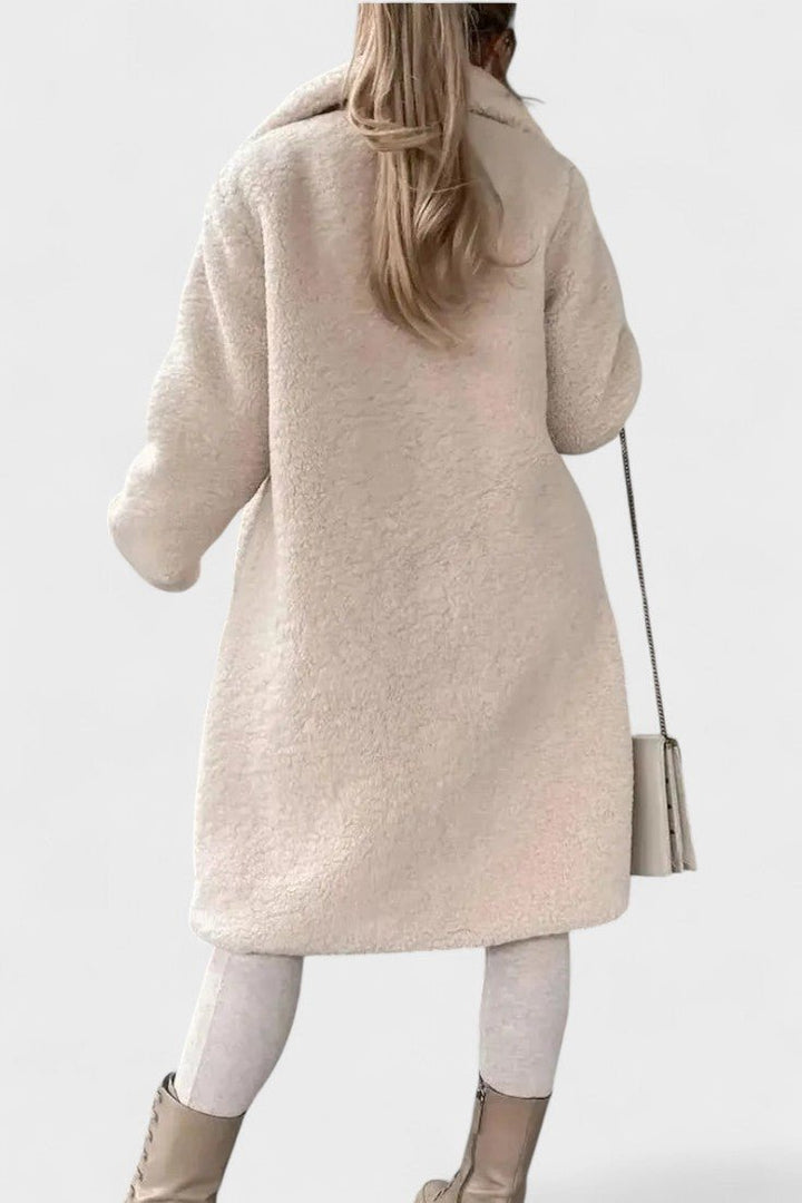 Komfortabel beige teddyjakke til damer. Varm, blød damejakke i elegant stil.