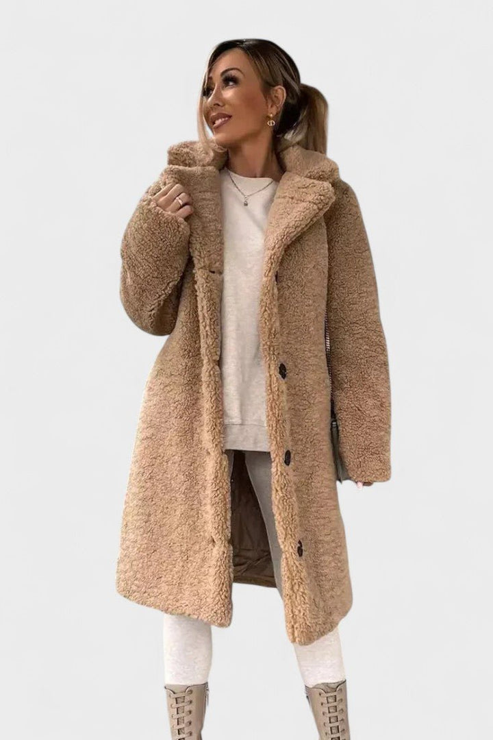 Varm, blød beige teddyjakke til damer. Komfortabelt overtøj i elegant design.