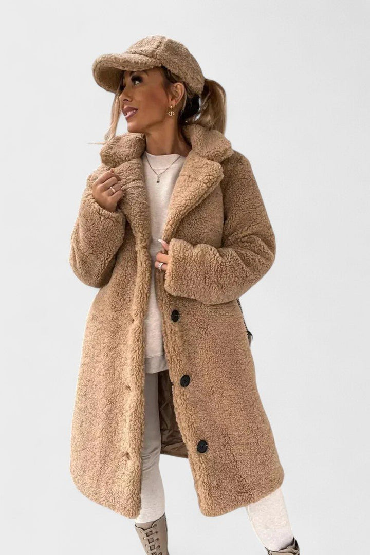 Luksuriøs beige teddyjakke. Elegant damejakke, der giver varm og blød komfort.
