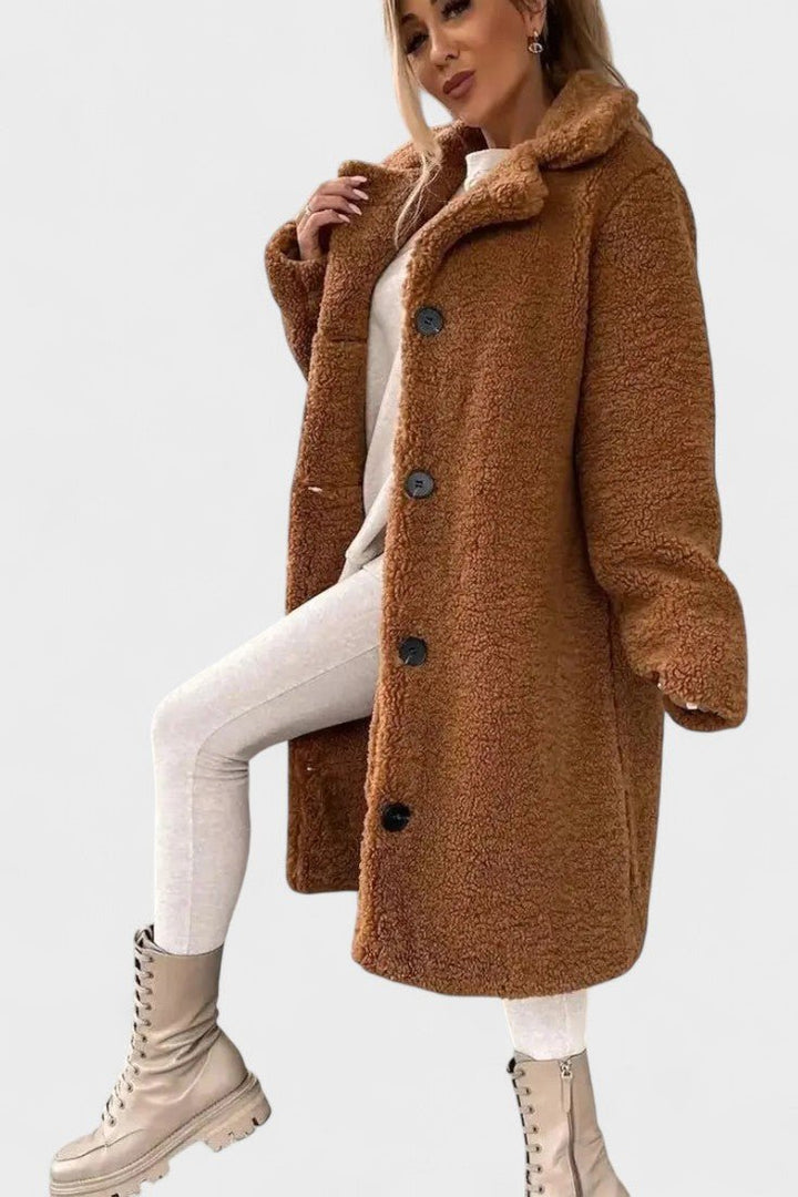 Nærbillede af blød beige teddyjakke. Luksuriøs og varm damejakke med unik tekstur.