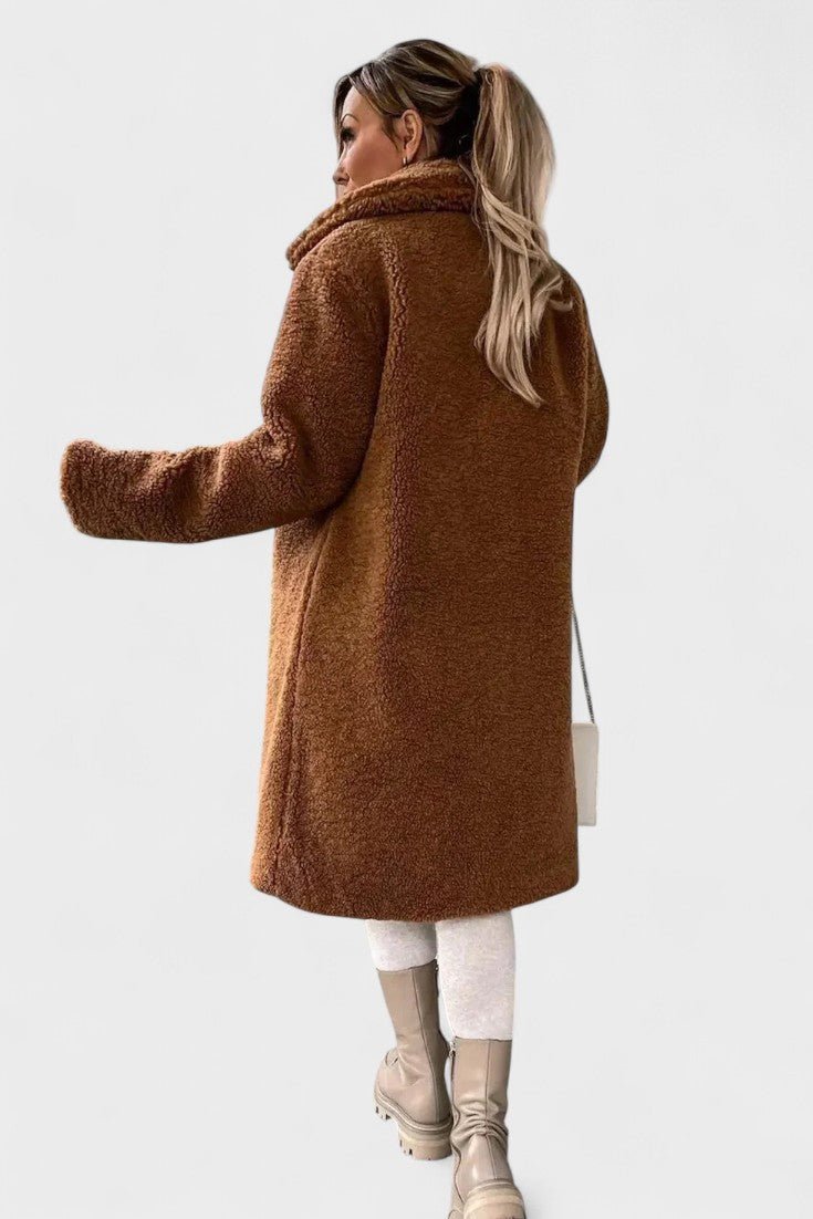Elegant beige teddyjakke til kvinder. Varm og blød damejakke, perfekt som komfortabelt overtøj.