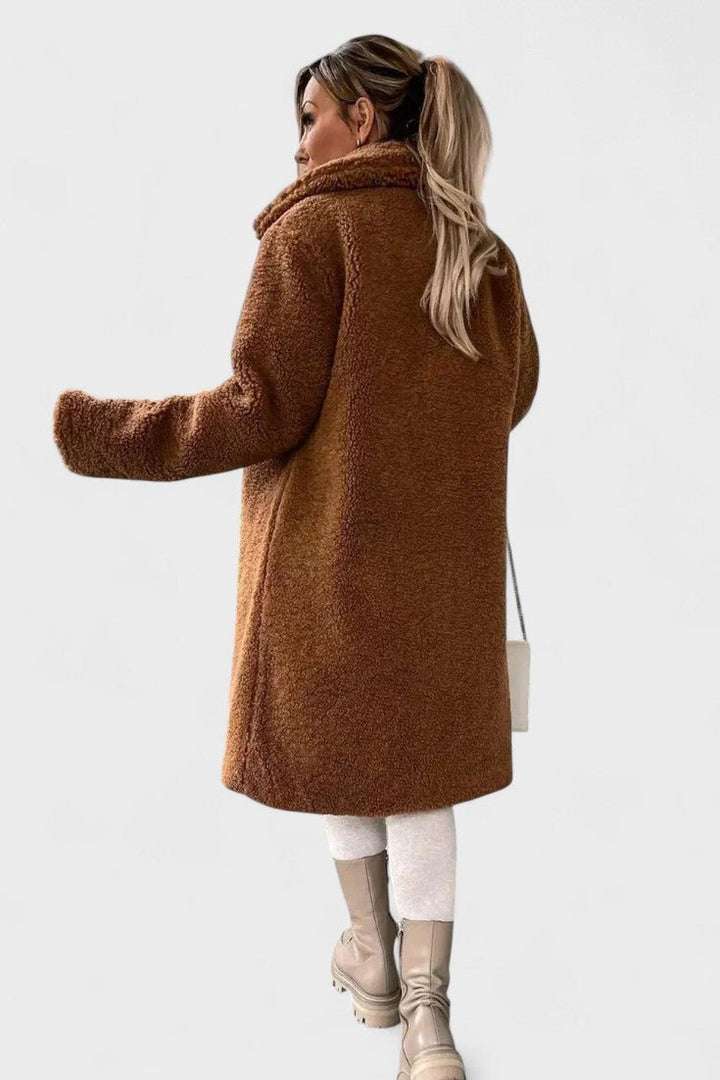 Elegant beige teddyjakke til kvinder. Varm og blød damejakke, perfekt som komfortabelt overtøj.