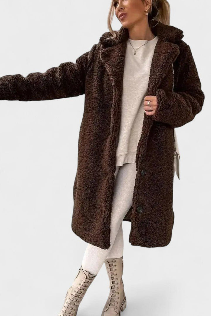 Brun teddyjakke set bagfra. Luksuriøs og varm damejakke, ideel som komfortabelt overtøj.