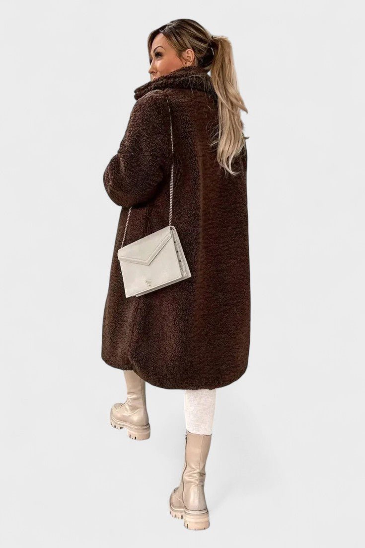 Stilfuld brun teddyjakke til damer. Komfortabel, varm og blød damejakke i elegant design.