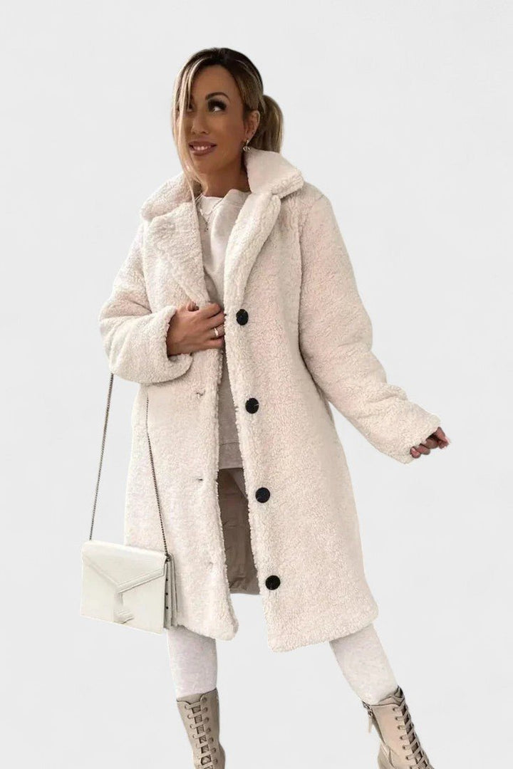 Varm beige teddyjakke. Perfekt damejakke til kølige dage. Blød og luksuriøs komfort.