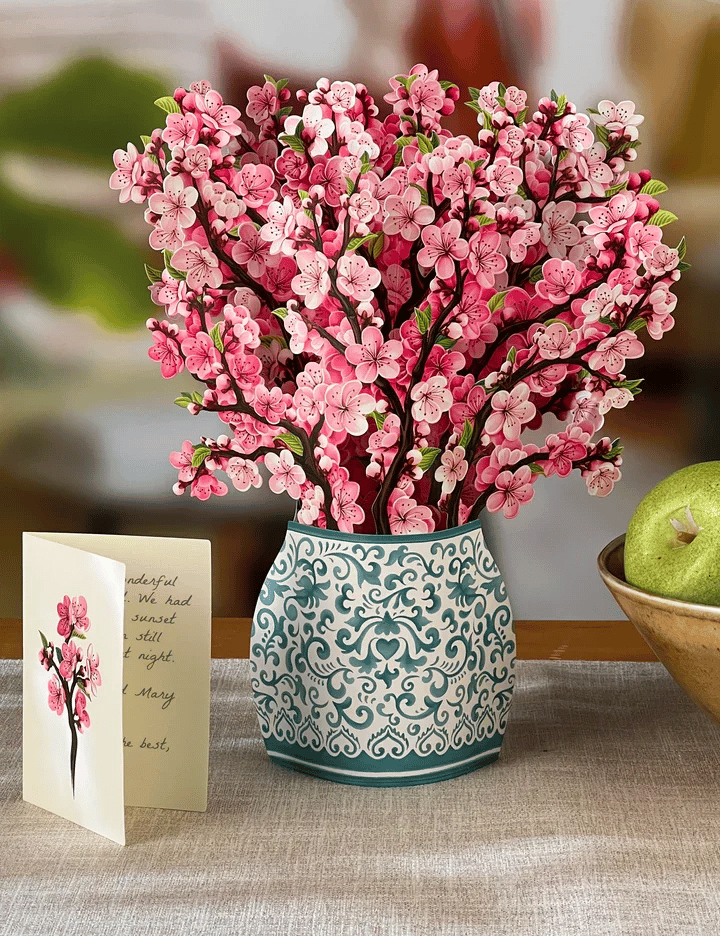 Nærbillede af smukt arrangeret 3D blomsterbuket i et åbent pop-op kort; en blomstrende hilsen.