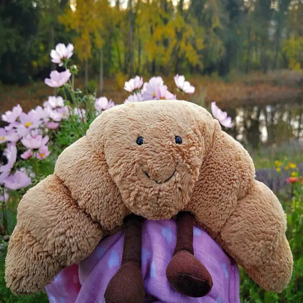 Børnevenlig og sjov croissant bamse, perfekt til leg og som blød støttepude.