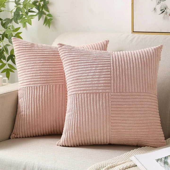 Elegant, farverigt corduroy pudebetræk (45x45 cm) med blød tekstur, perfekt til at opdatere stuen eller soveværelset.