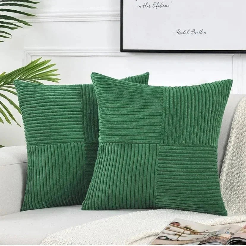 Nærbillede af den bløde rillede tekstur på et corduroy pudebetræk (45x45 cm), perfekt til hyggelig hjemmeindretning.