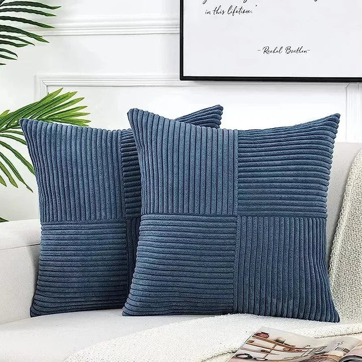 Et 45x45 cm blødt corduroy pudebetræk i en beroligende farve, der komplementerer minimalistisk og hyggelig stil.