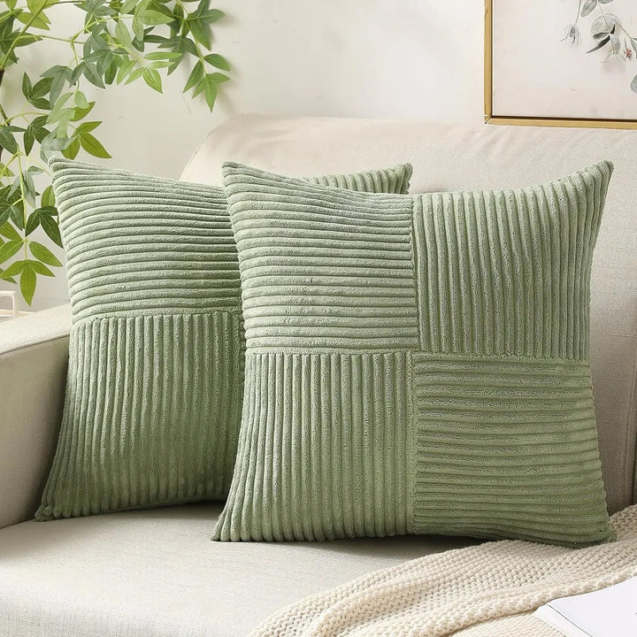 Inviterende blødt corduroy pudebetræk (45x45 cm) i en levende farve, der tilføjer personlighed og komfort til dit rum.