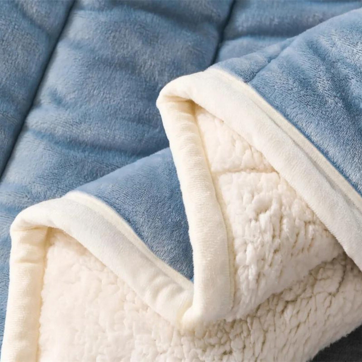 Alsidigt varmetæppe i plys og fleece. Ideelt som hyggetæppe, vintertæppe og energibesparende boligtekstil.