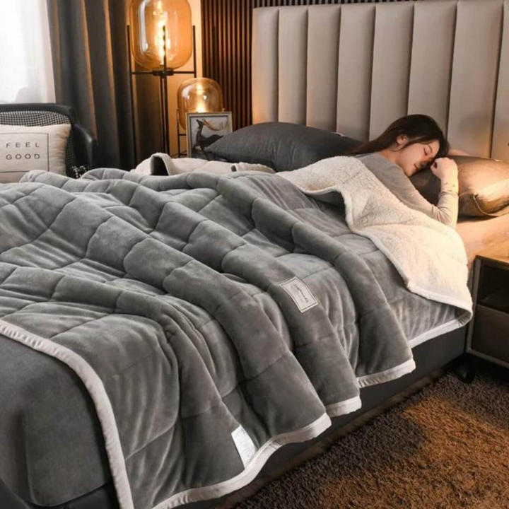 Unisex energibesparende tæppe i plys og fleece. Et blødt og varmt hyggetæppe til alle.