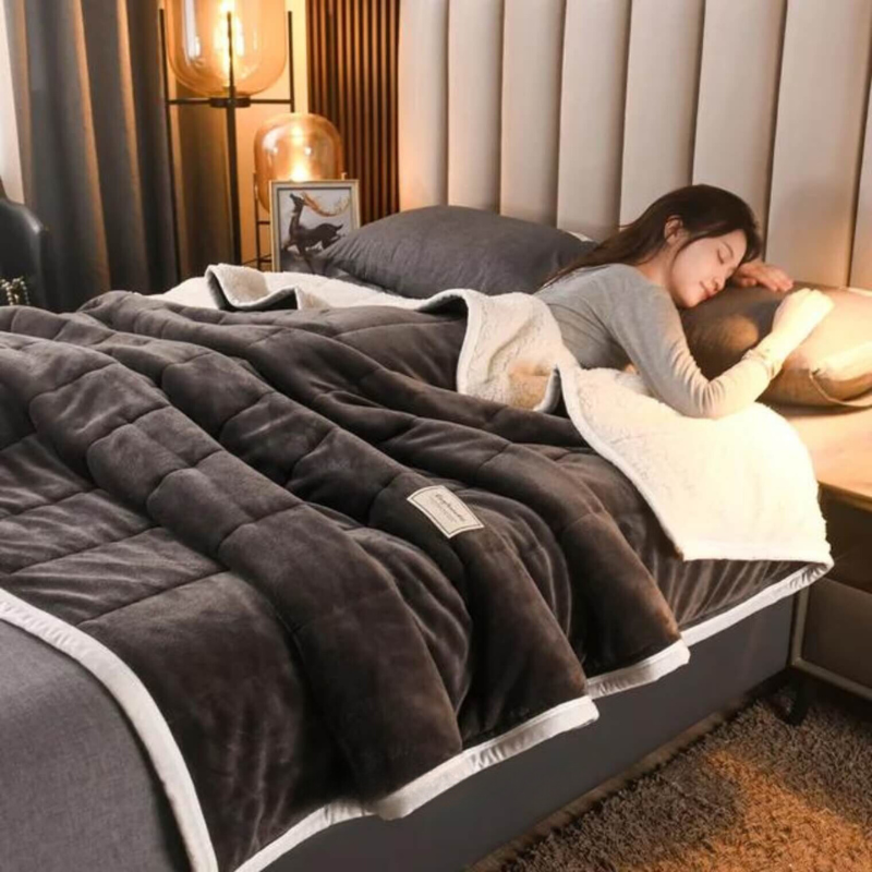 Dobbeltlags hyggetæppe med plys og fleece. Varmt, blødt og perfekt som vintertæppe.