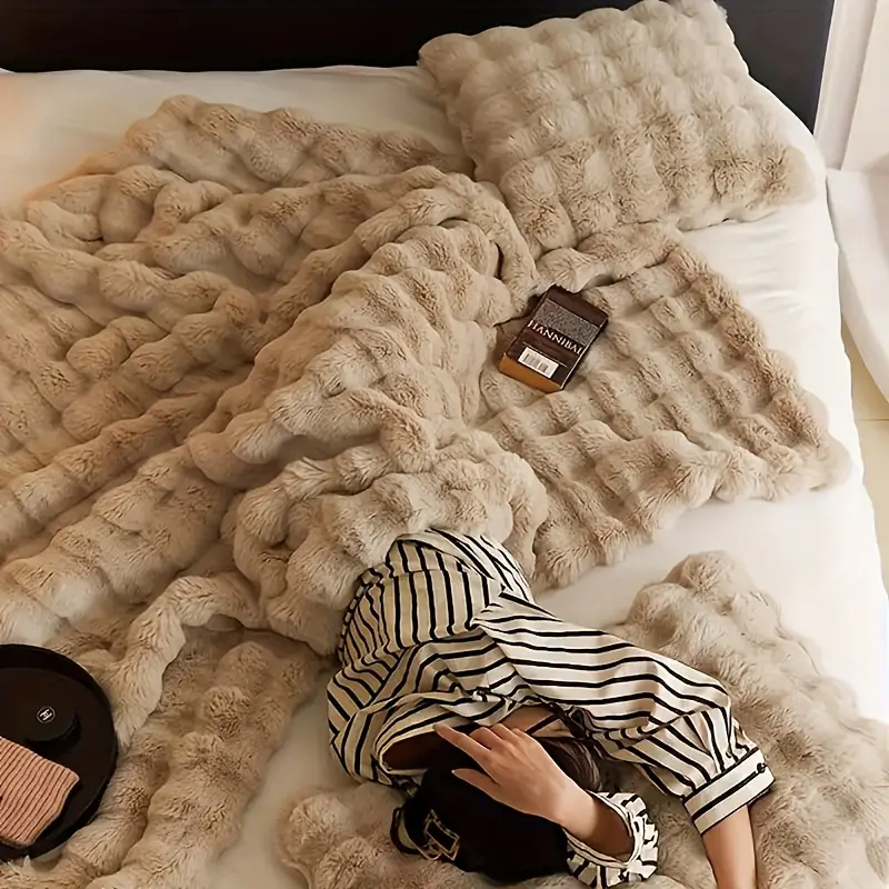 Varmt og blødt plaid tæppe, designet for maksimal hygge og komfort. En essentiel del af din hjemmeindretning.