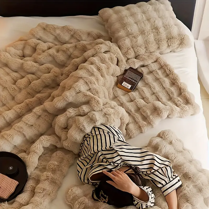 Varmt og blødt plaid tæppe, designet for maksimal hygge og komfort. En essentiel del af din hjemmeindretning.