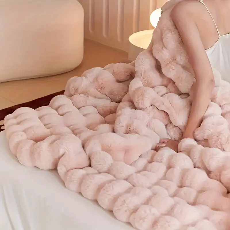 Blødt tæppe til hjemmeindretning, der tilbyder suveræn komfort og hygge. Perfekt som sofatæppe eller plaid.