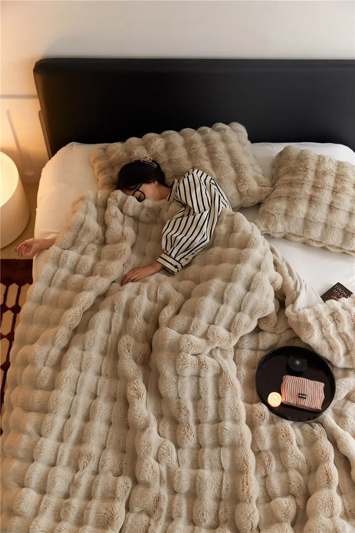 Blødt plys hyggetæppe, ideelt til kolde dage. Varmt sofatæppe til afslapning og hygge.