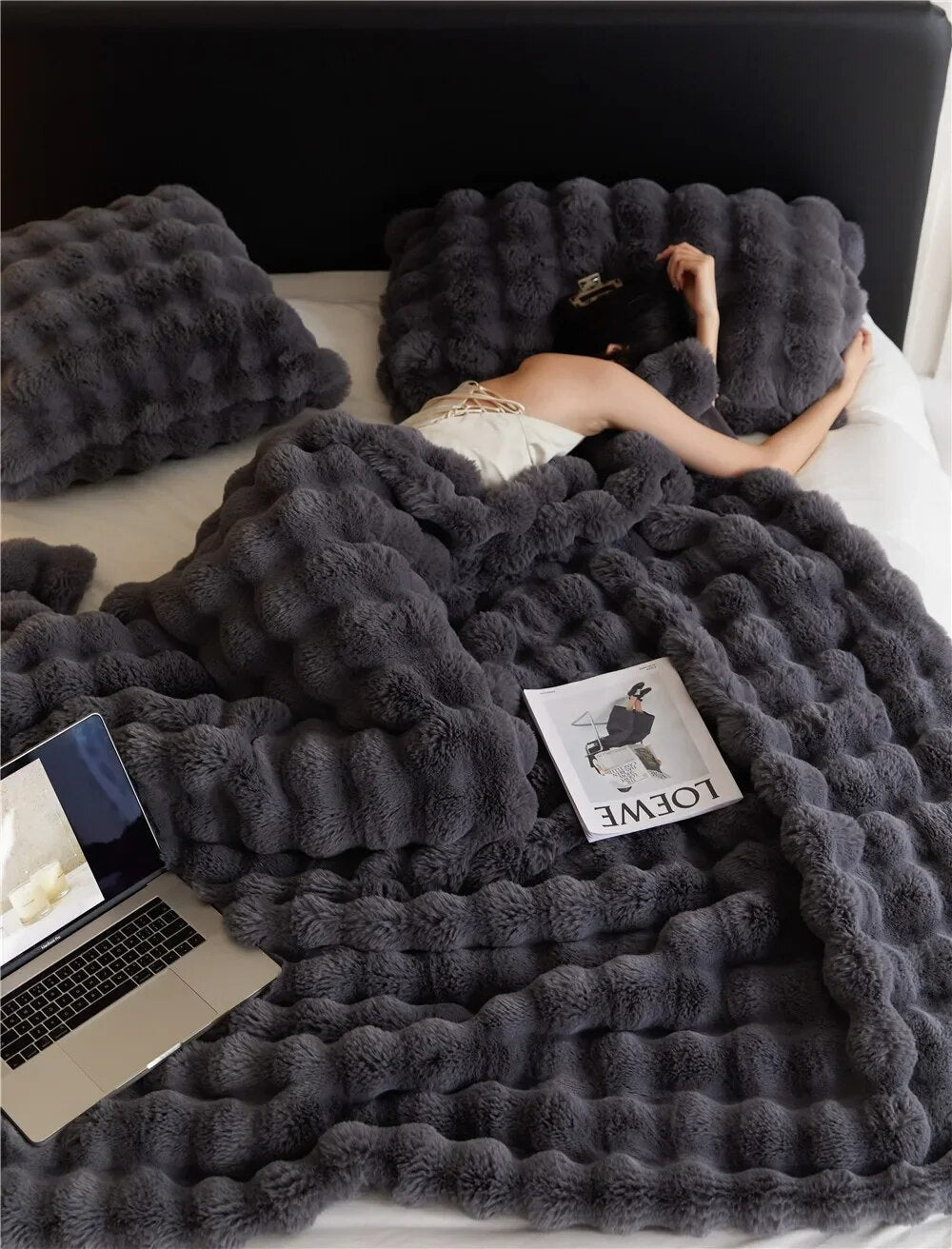 Varmt og blødt plys tæppe. Perfekt hyggetæppe til sofa og hjemmets indretning.