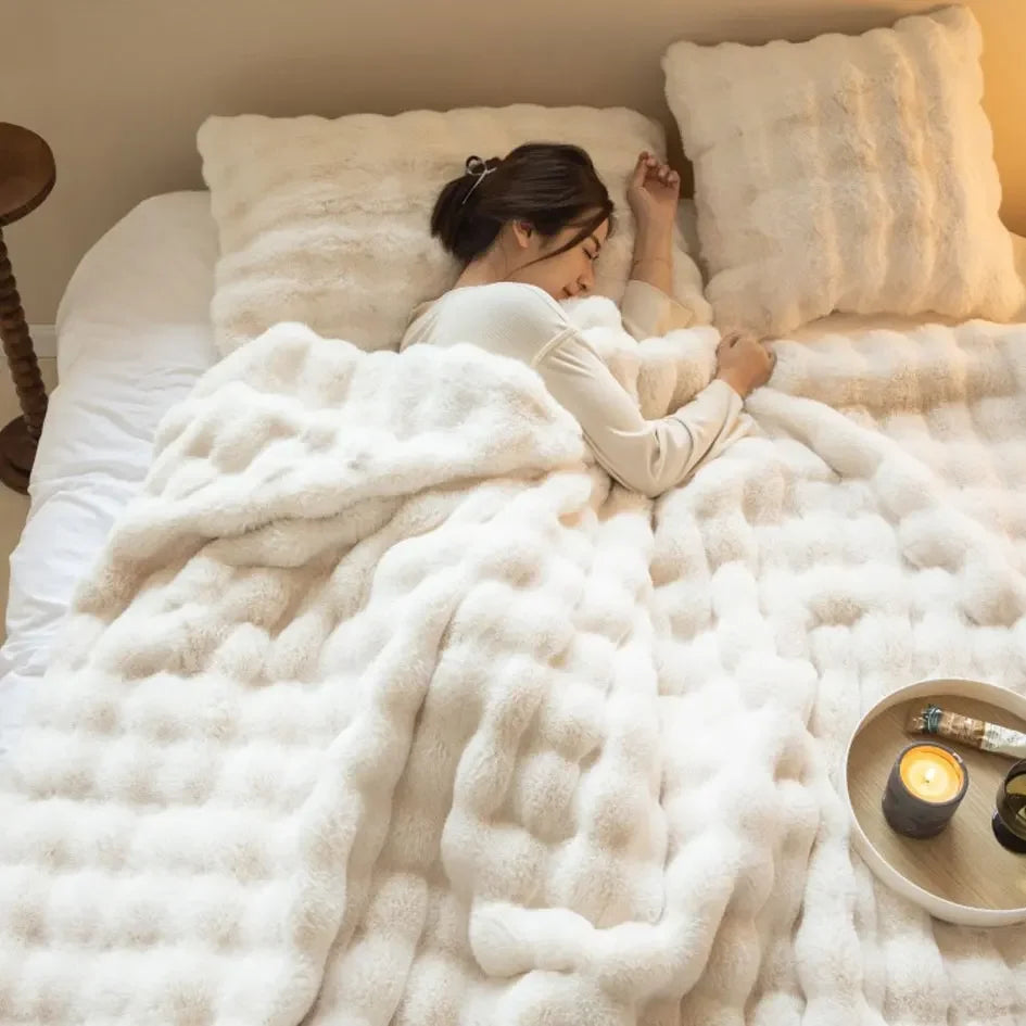 Blødt og varmt plys sofatæppe. Skaber hygge og komfort i stuen på kolde dage.
