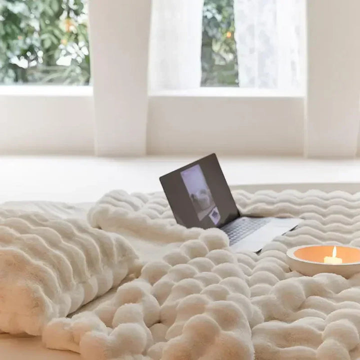 Varmt plys tæppe. Perfekt boligindretning og hygge til kolde aftener i hjemmet.
