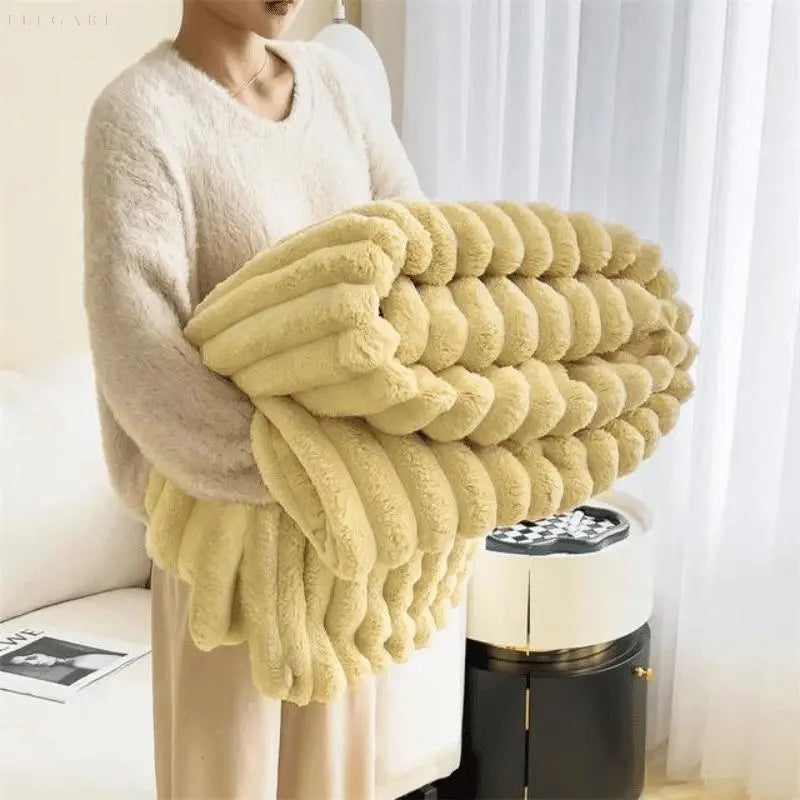 Hjemmehygge med et varmt plystæppe. Blødt fleece tæppe, perfekt som hyggetæppe og sofatæppe.