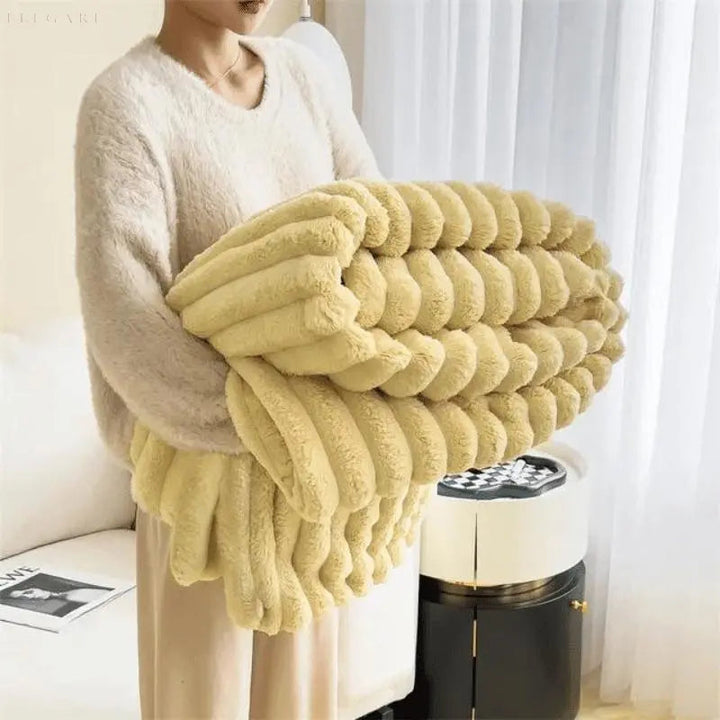 Hjemmehygge med et varmt plystæppe. Blødt fleece tæppe, perfekt som hyggetæppe og sofatæppe.