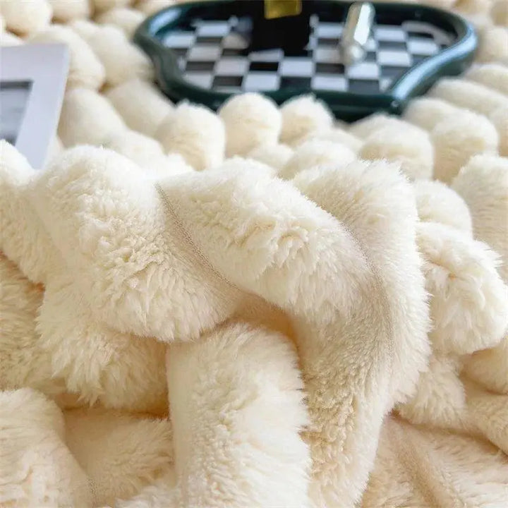 Plysset hyggetæppe, ultrablødt og varmt. Perfekt som sofatæppe og sovetæppe til hele familien.