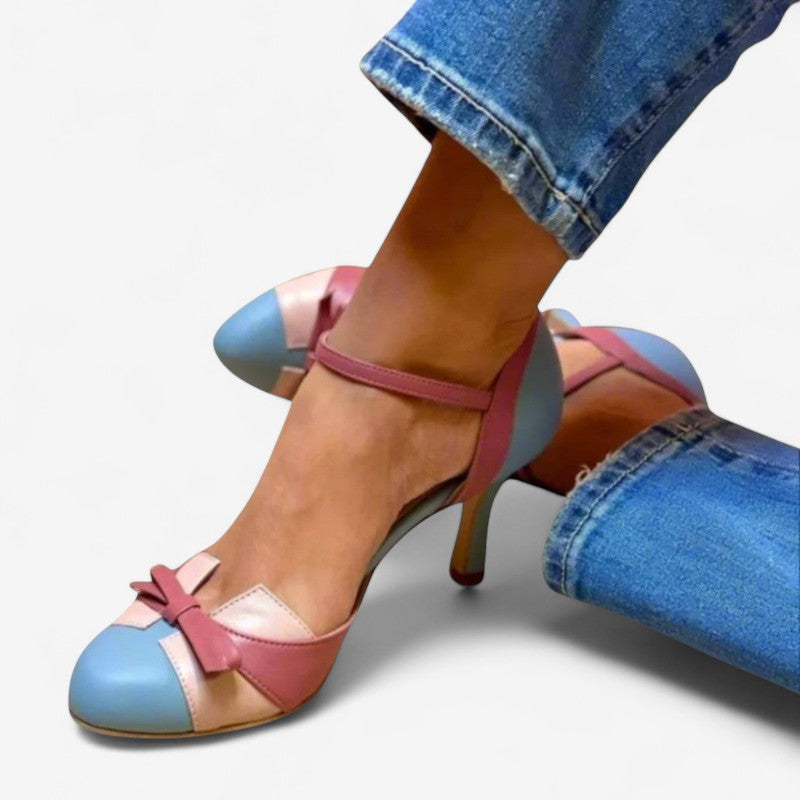 Blå kvinde pumps med rund tå og justerbar rem, perfekte som elegante festsko eller stilfulde hverdagssko.