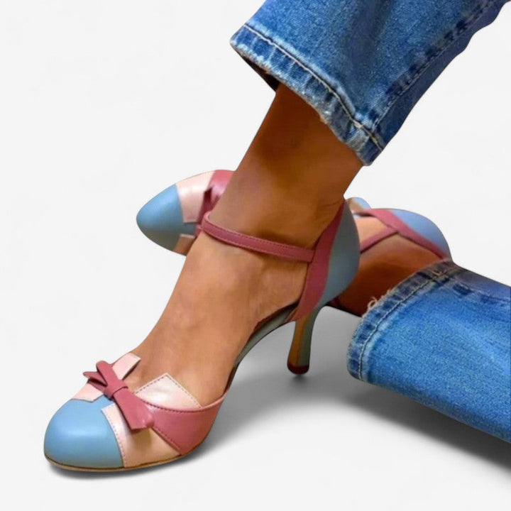 Blå kvinde pumps med rund tå og justerbar rem, perfekte som elegante festsko eller stilfulde hverdagssko.