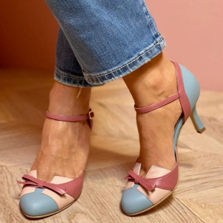 Elegante kvinde pumps med rund tå og justerbar rem for komfortabel pasform. Ideel til fest & hverdagsbrug.