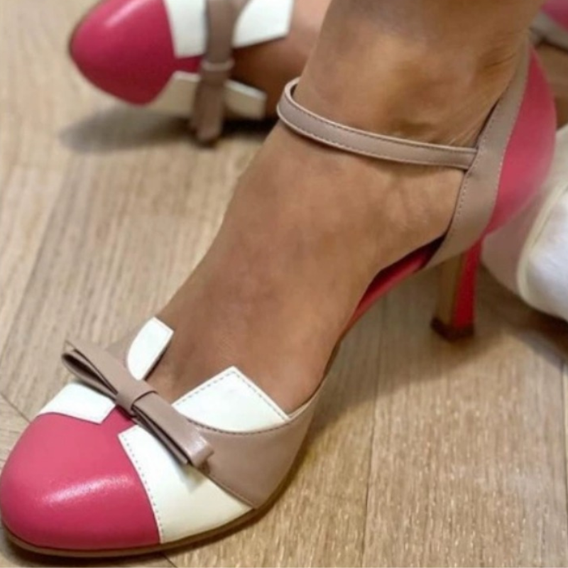 Stilfulde sorte kvindehæle: Klassiske pumps med rund tå og justerbar rem for en elegant og sikker pasform.