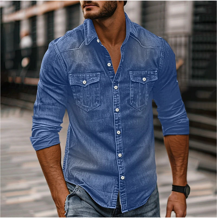 "Blå denimskjorte til mænd med klassisk krave og brystlommer, tidløst design, perfekt til både formel og casual styling."