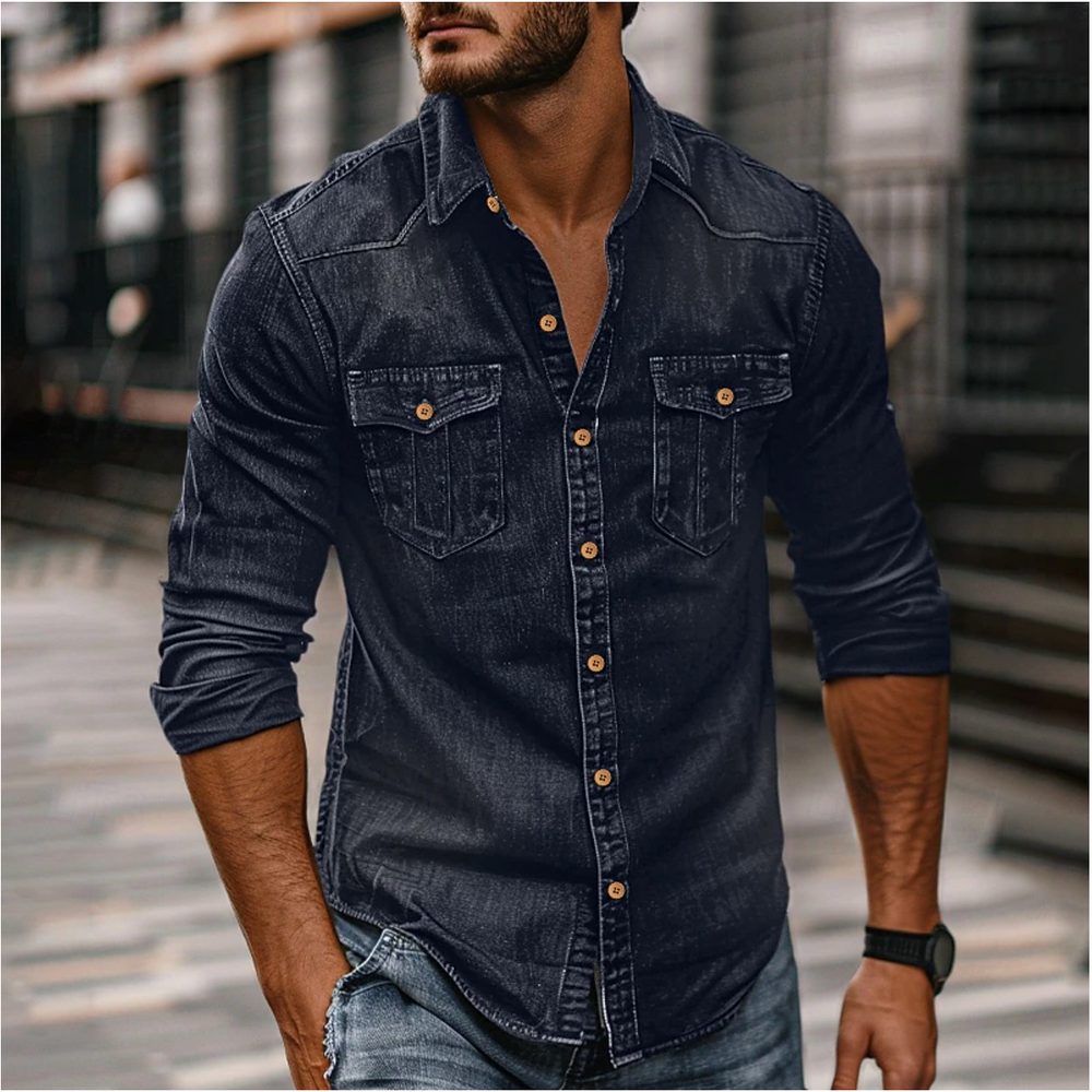 "Blå denimskjorte til mænd med klassisk krave og brystlommer, tidløst design, perfekt til både formel og casual styling."