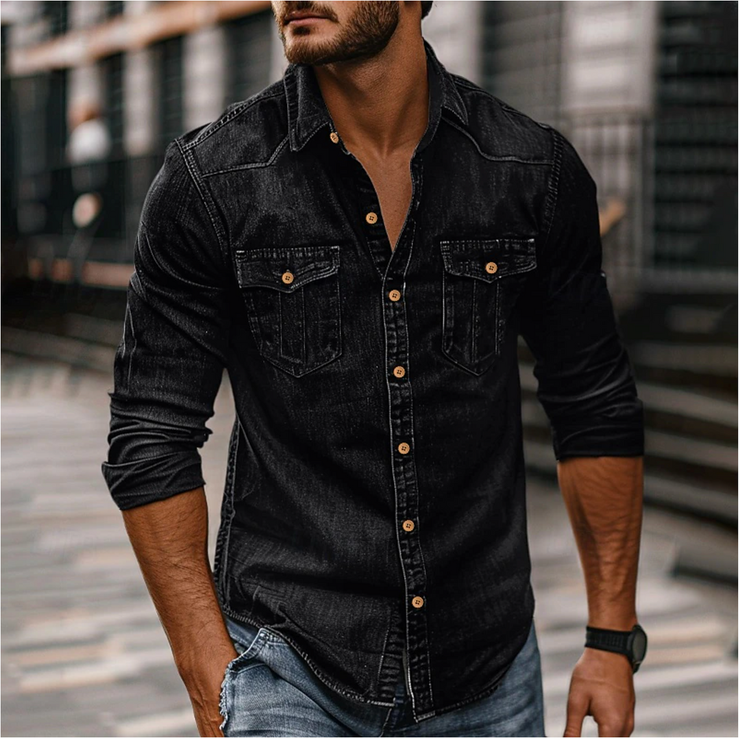 "Blå denimskjorte til mænd med klassisk krave og brystlommer, tidløst design, perfekt til både formel og casual styling."
