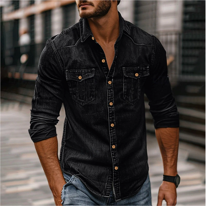 "Blå denimskjorte til mænd med klassisk krave og brystlommer, tidløst design, perfekt til både formel og casual styling."