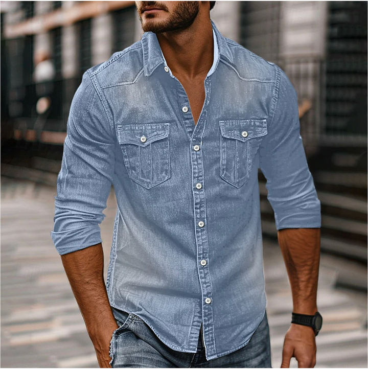 "Blå denimskjorte til mænd med klassisk krave og brystlommer, tidløst design, perfekt til både formel og casual styling."