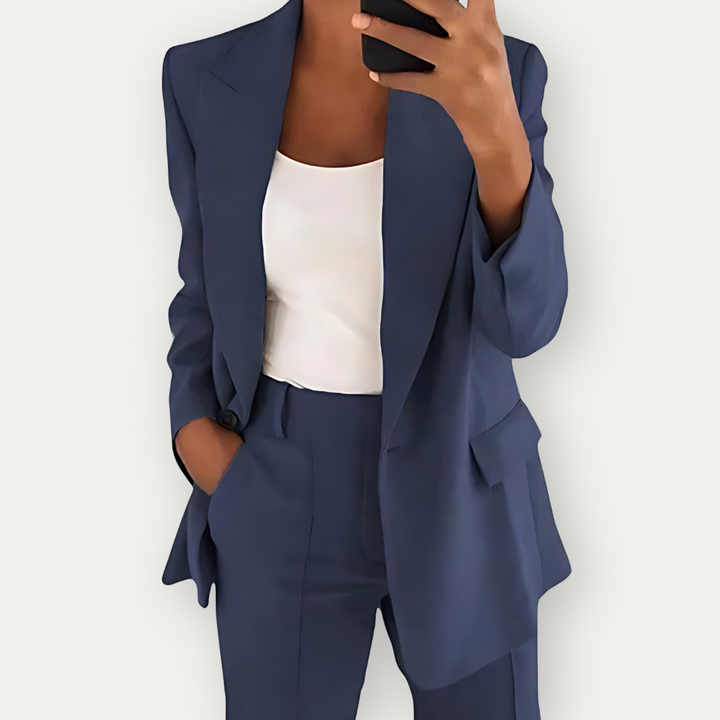 Blazer sæt i mørkeblå til kvinder, elegant design med skarpe klapper og knapper, perfekt til professionelle lejligheder.