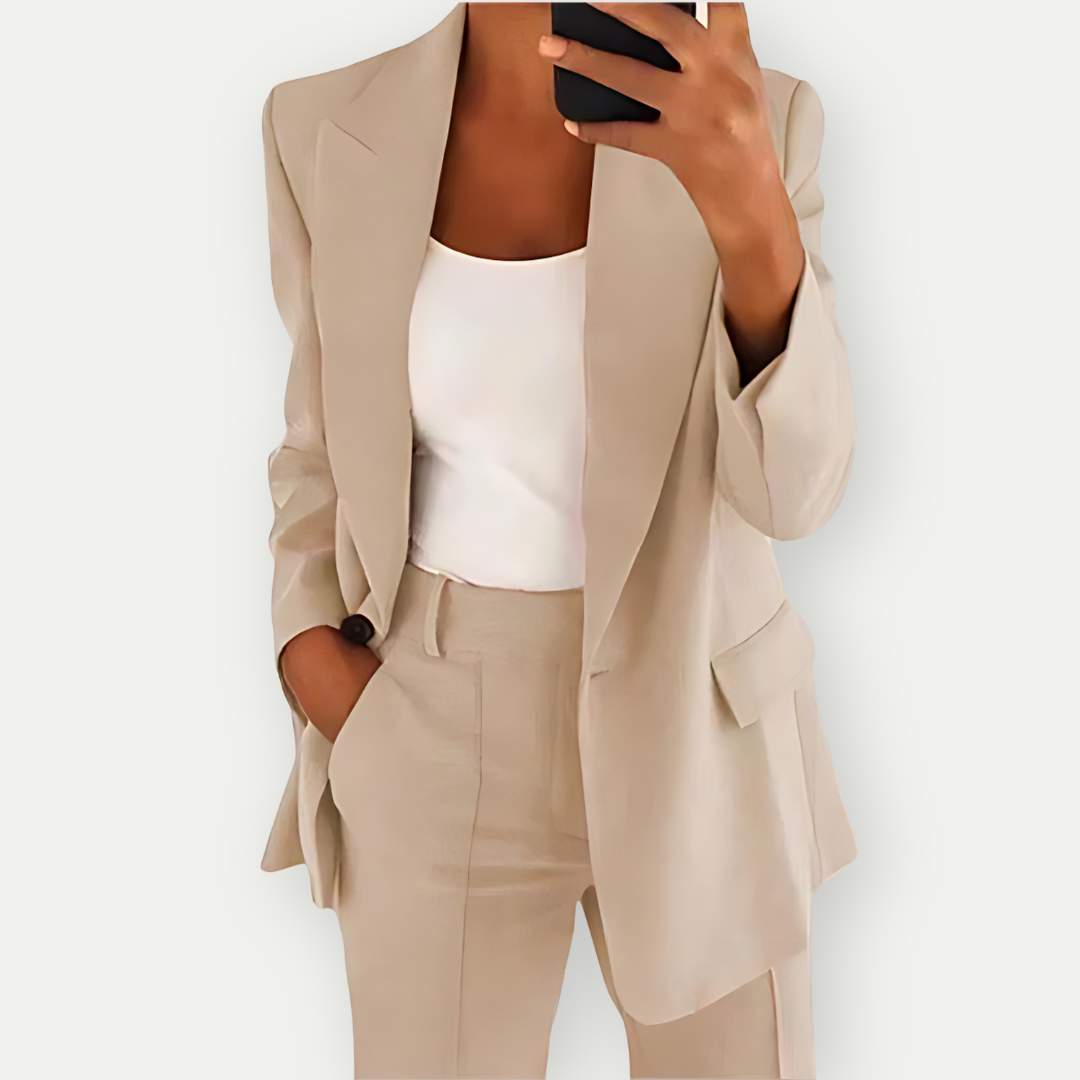 Blazer sæt i mørkeblå til kvinder, elegant design med skarpe klapper og knapper, perfekt til professionelle lejligheder.