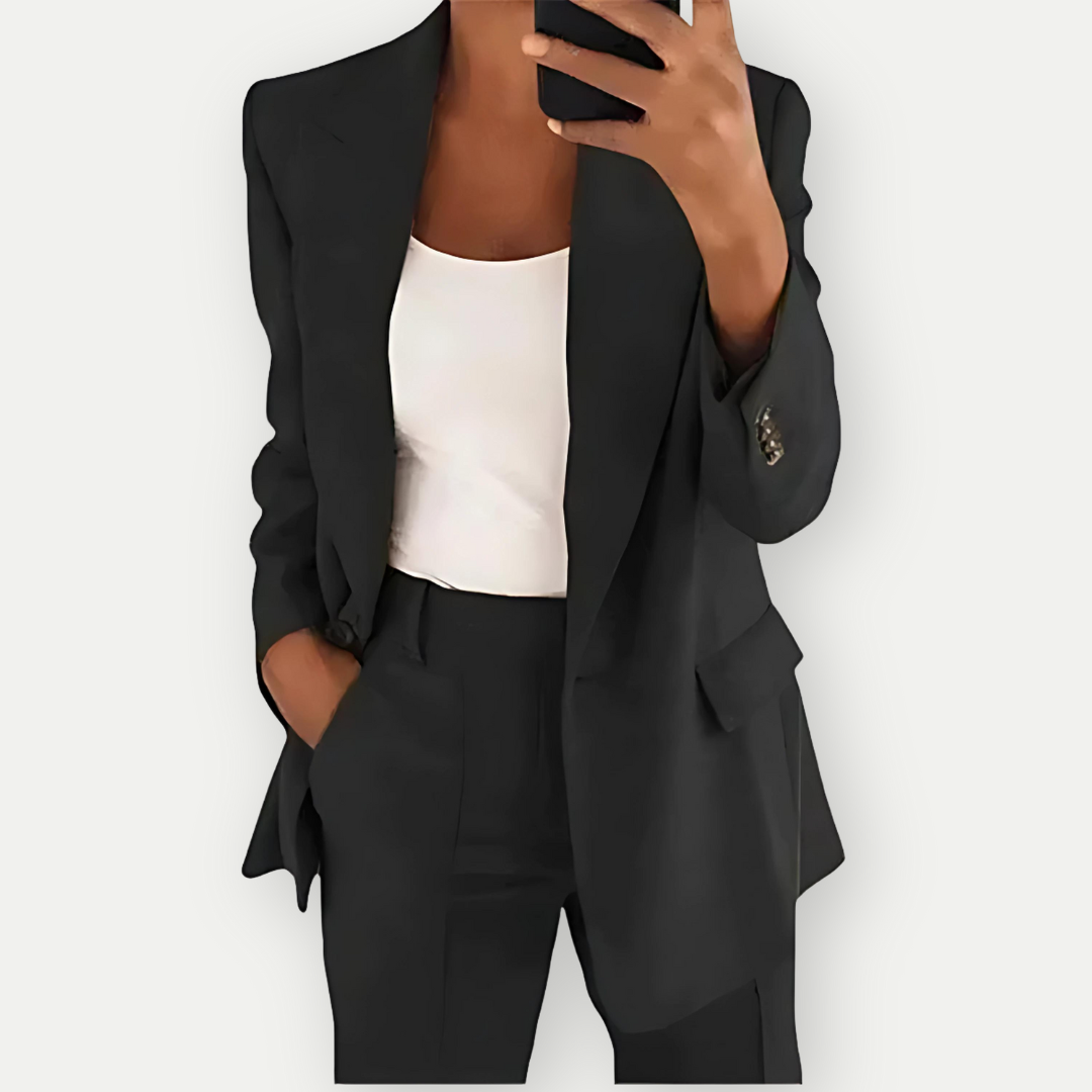 Blazer sæt i mørkeblå til kvinder, elegant design med skarpe klapper og knapper, perfekt til professionelle lejligheder.
