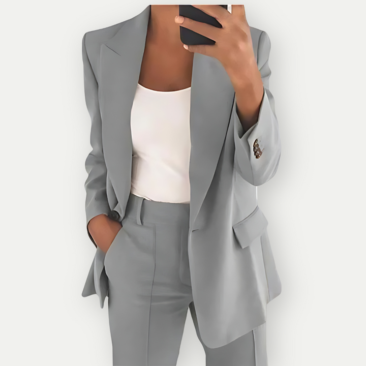 Blazer sæt i mørkeblå til kvinder, elegant design med skarpe klapper og knapper, perfekt til professionelle lejligheder.