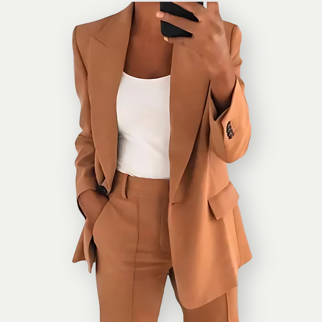Blazer sæt i mørkeblå til kvinder, elegant design med skarpe klapper og knapper, perfekt til professionelle lejligheder.