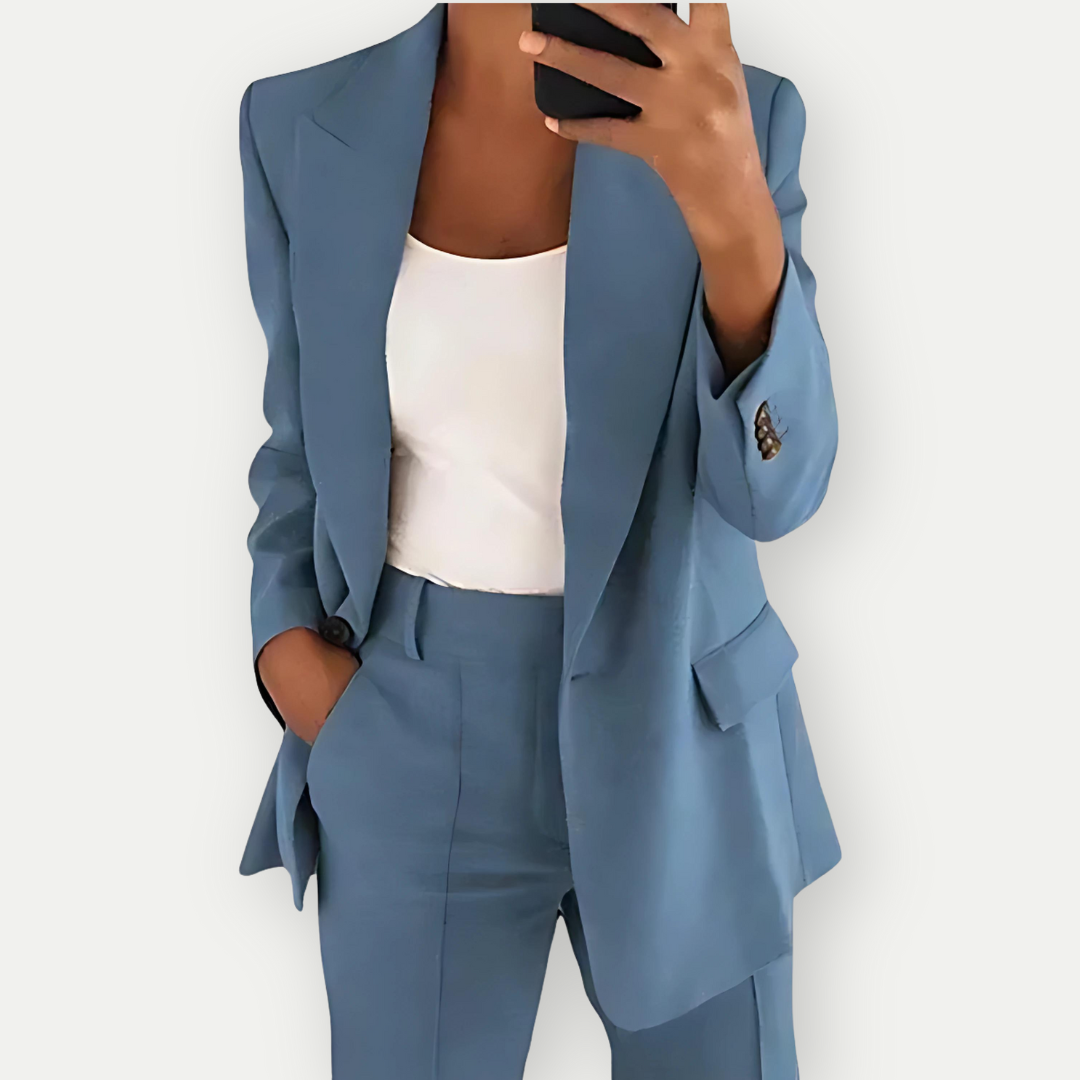 Blazer sæt i mørkeblå til kvinder, elegant design med skarpe klapper og knapper, perfekt til professionelle lejligheder.