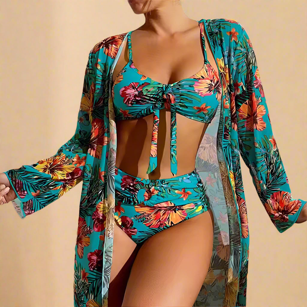 Blomstret dame badedragt med matchende cover-up, perfekt til elegant strandlook og sommerferie.