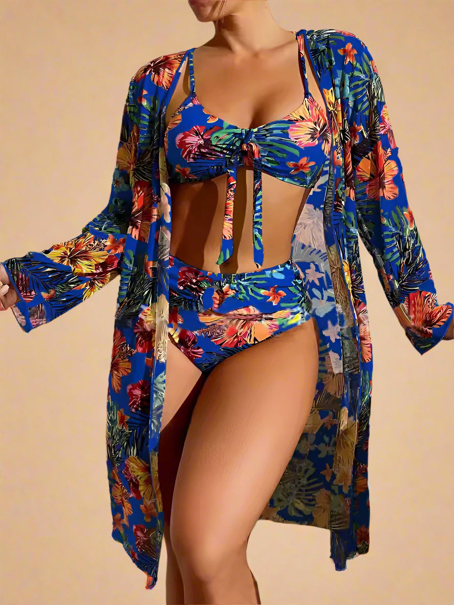 Elegant blomstret dame badedragt og matchende cover-up for et sofistikeret strandlook i sommer.