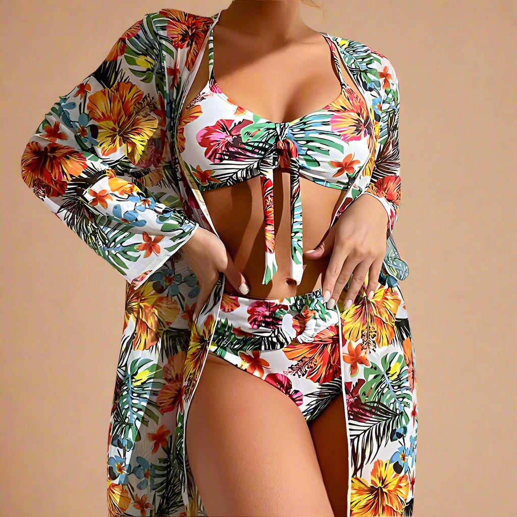 Kvinde iført blomstret dame badedragt og cover-up nyder elegant sommerdagen ved stranden.