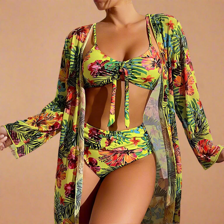 Let og luftigt blomstret cover-up, der elegant komplementerer den matchende dame badedragt. Strandtøj.