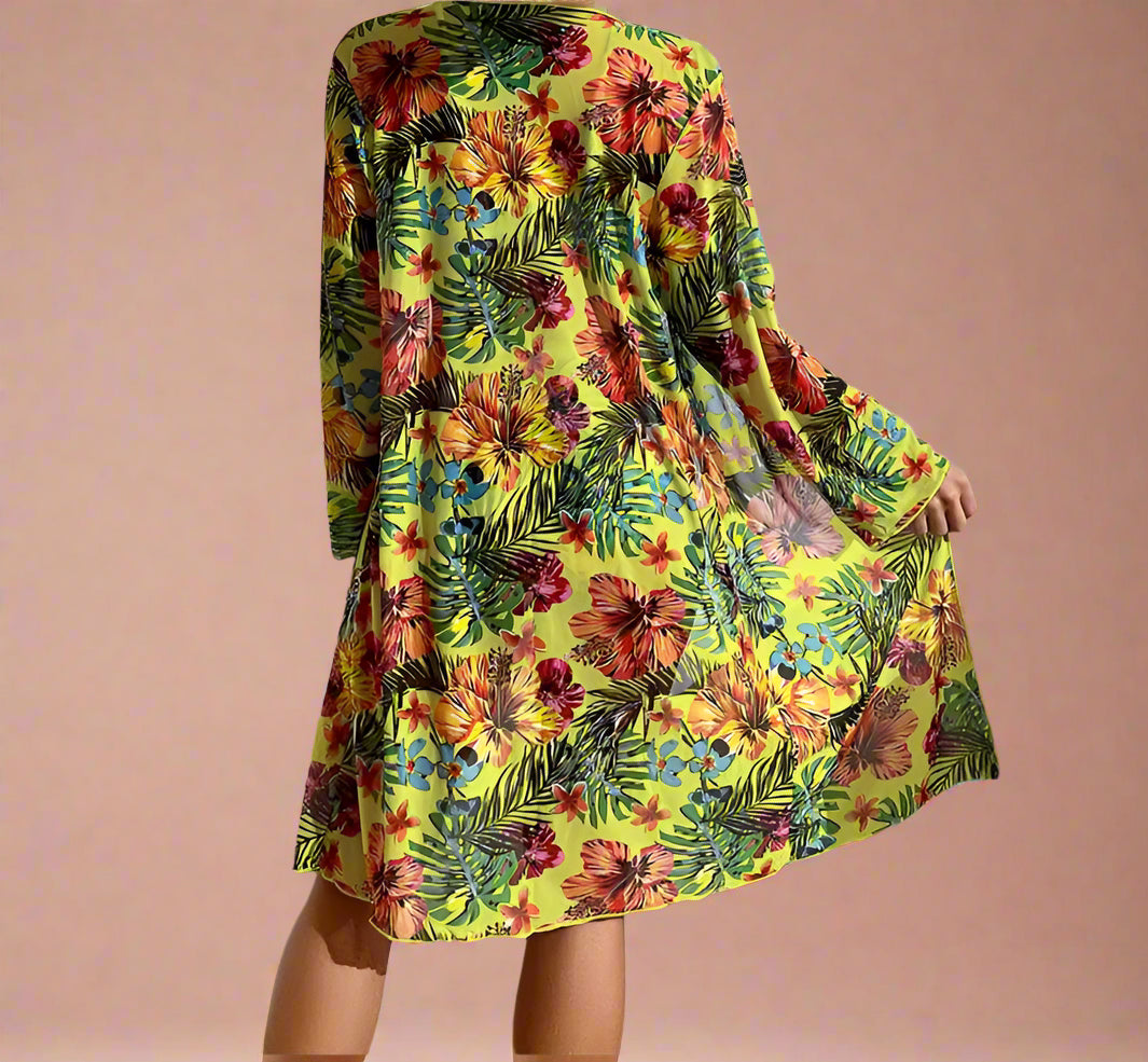 Komplet badetøjssæt: blomstret dame badedragt og løst, luftigt cover-up for elegant sommerstil.