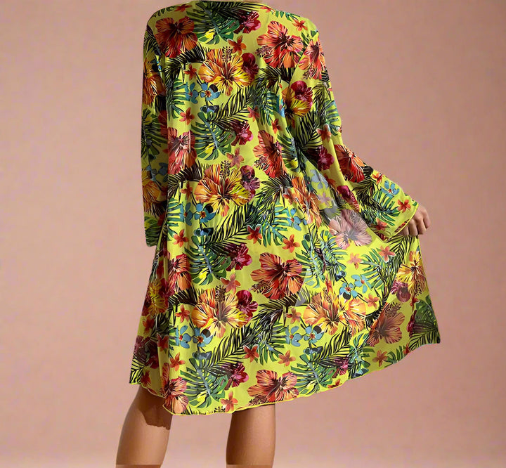 Komplet badetøjssæt: blomstret dame badedragt og løst, luftigt cover-up for elegant sommerstil.
